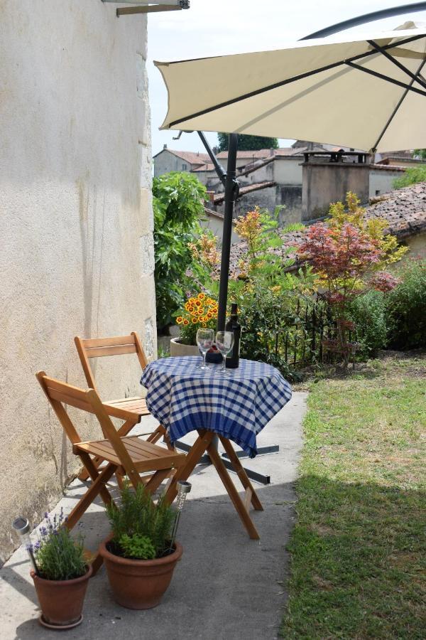 La Maison Du Tourniquet Aubeterre-sur-Dronne Exterior photo